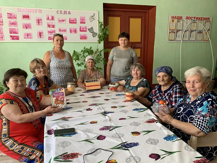 В Саратовской области пенсионерки организовали клуб «Умелые руки не знают скуки»